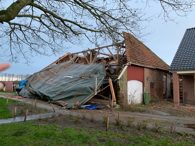 dak van boerderij ingestort