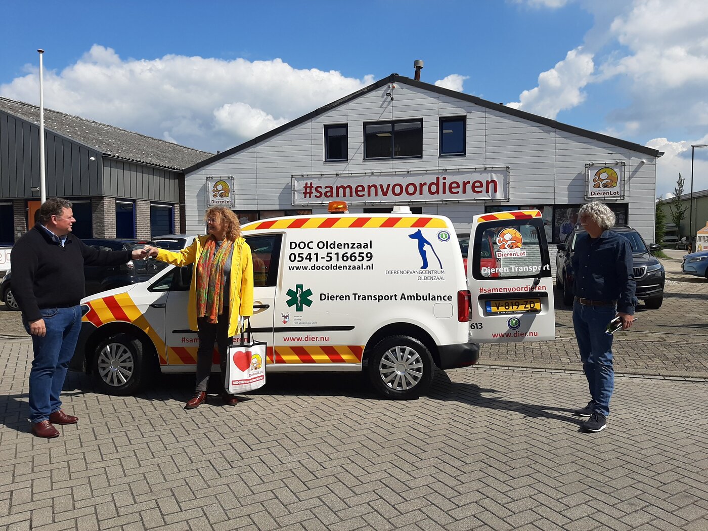 DOC Oldenzaal neemt de sleutels van de ambulance in ontvangst