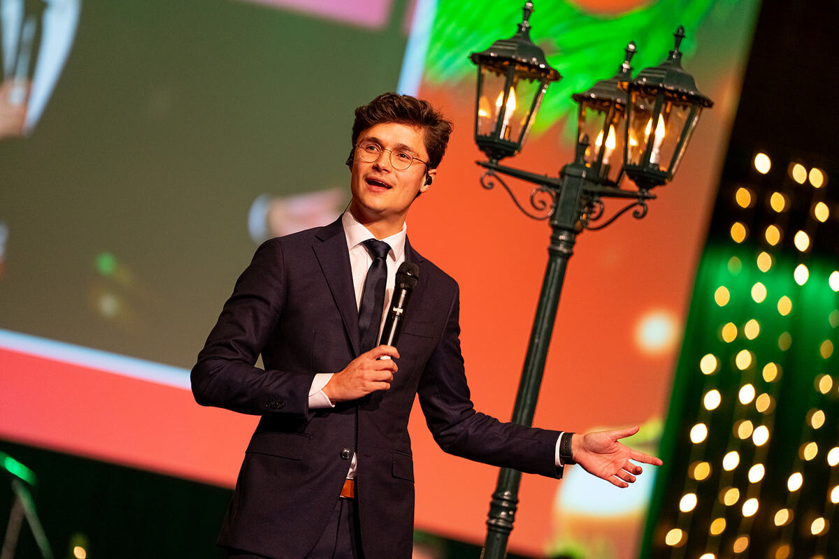 Dennis van Aarsen aan het zingen