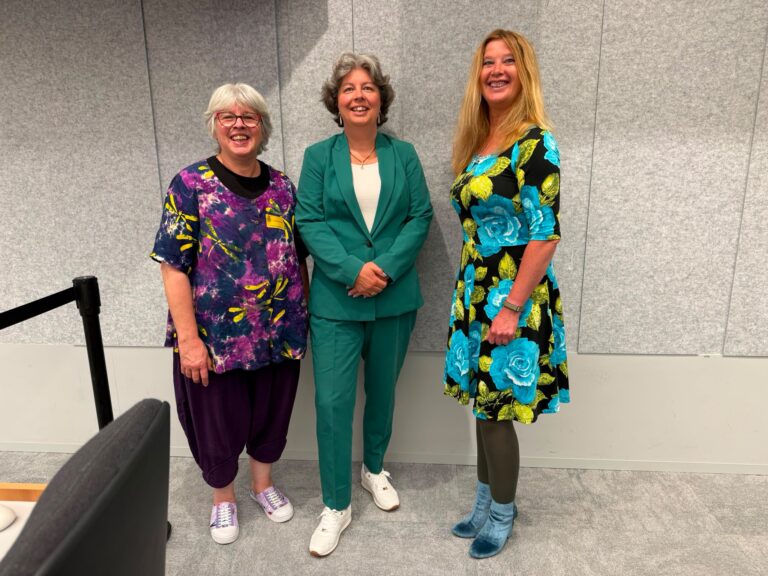 Collega Daniella van Gennep met Carien Radstake van Stichting Zwerfkatten Nederland en Renate den Hollander van de VVD