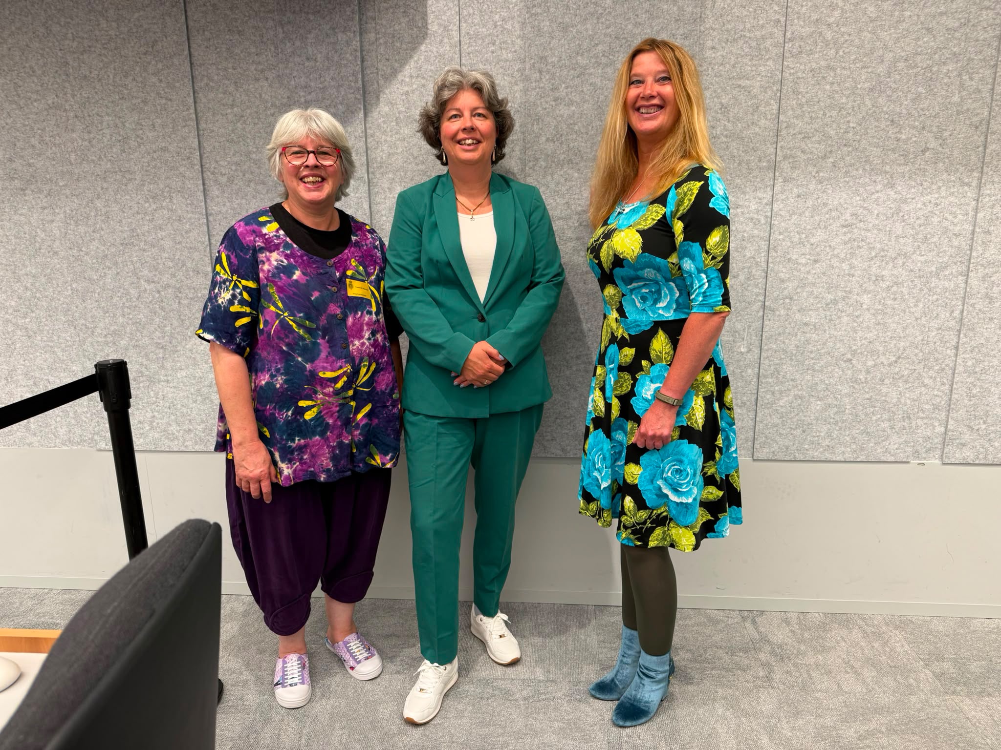 Collega Daniella van Gennep met Carien Radstake van Stichting Zwerfkatten Nederland en Renate den Hollander van de VVD