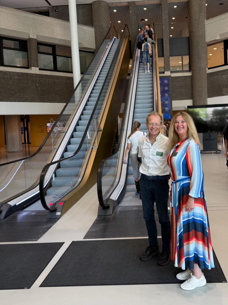 Op de foto staat onze collega Daniella van Gennep met Paul Mandigers van de Koninklijke Nederlandse Maatschappij voor Diergeneeskunde (KNMvD)