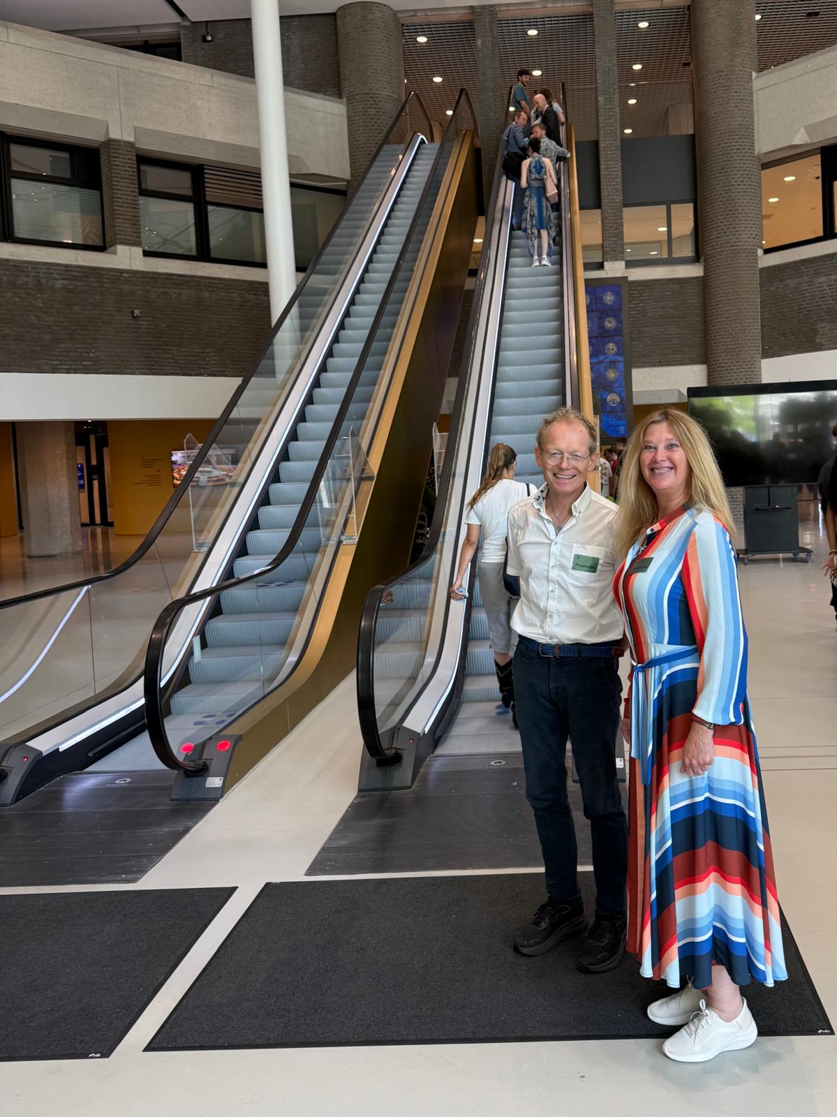 Op de foto staat onze collega Daniella van Gennep met Paul Mandigers van de Koninklijke Nederlandse Maatschappij voor Diergeneeskunde (KNMvD)